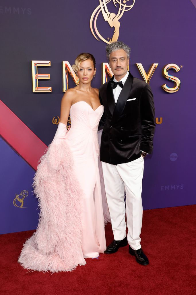 Rita Ora y Taika Waitiki. Premios Emmy 2024