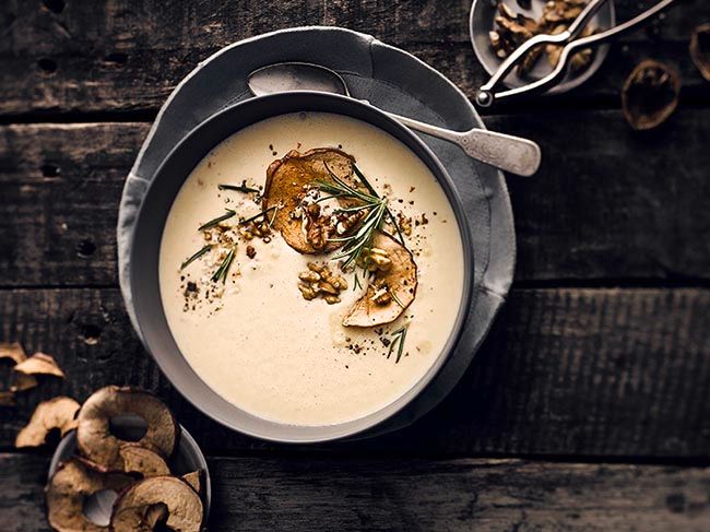 SOPA DE CASTAÑAS CON CHIPS DE MANZANA Y NUECES