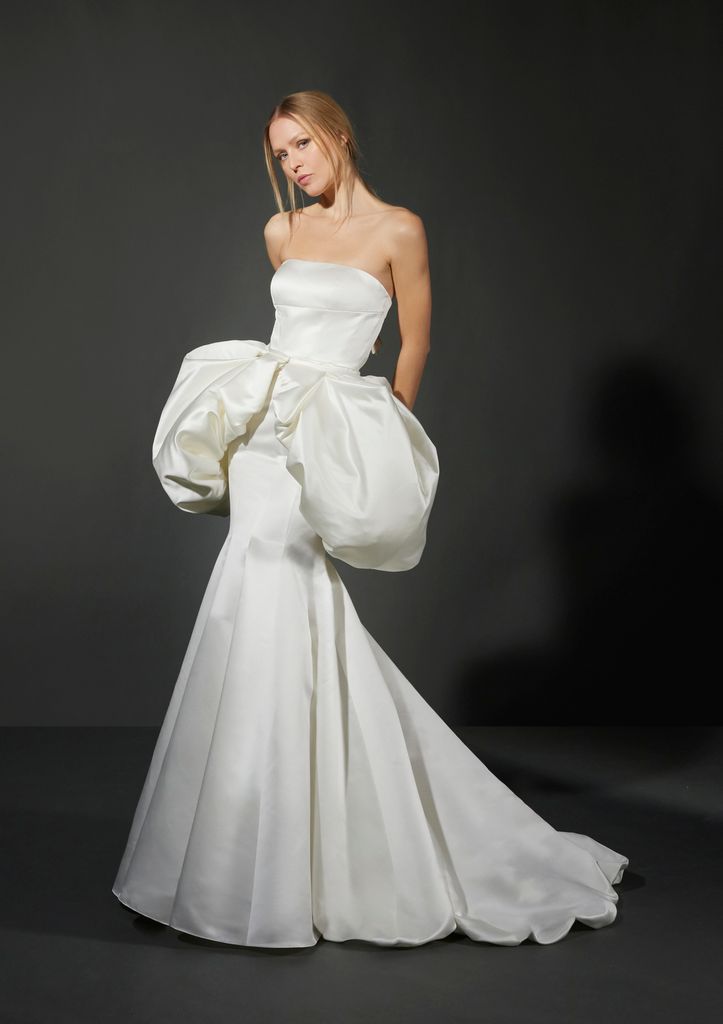 Vera Wang and Pronovias join forces again in a collection full of volumes, tulle and corsets