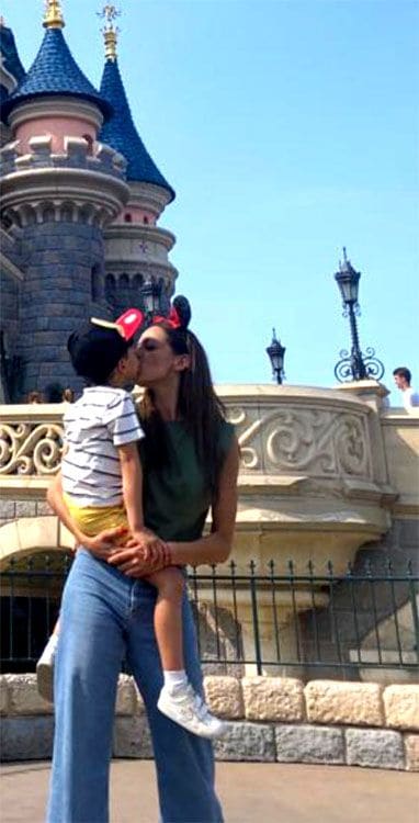 El tierno beso de Eva González a su pequeño