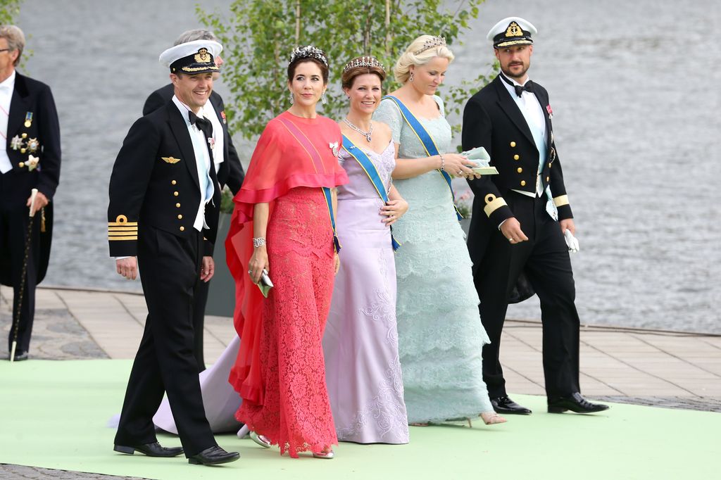 Mary de Dinamarca con las princesas Marta Luisa y Mette Marit de Noruega durante la boda de Magdalena de Suecia y Chris O'Neill