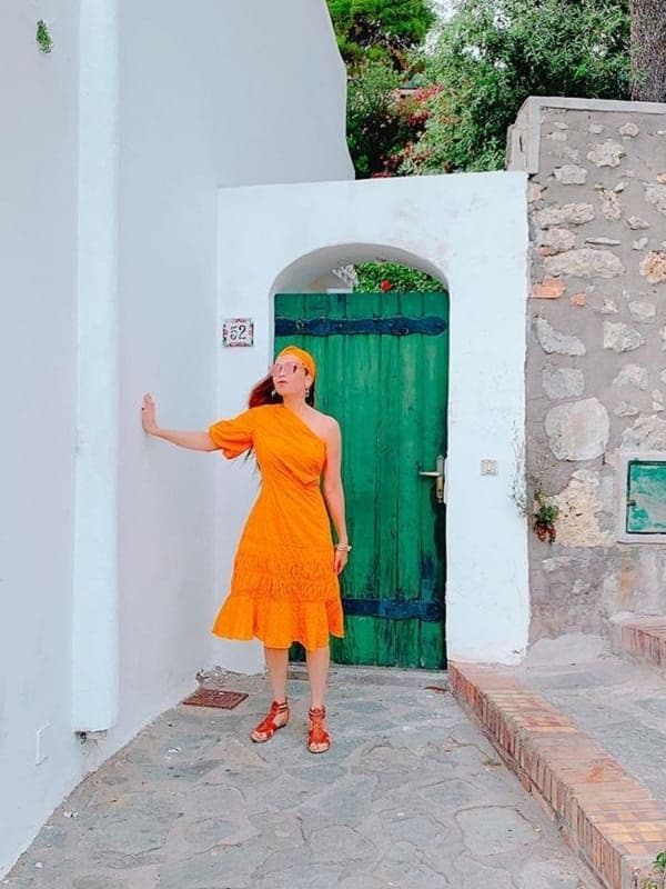 Thalía da una lección de estilo con su orange dress y accesorios a juego