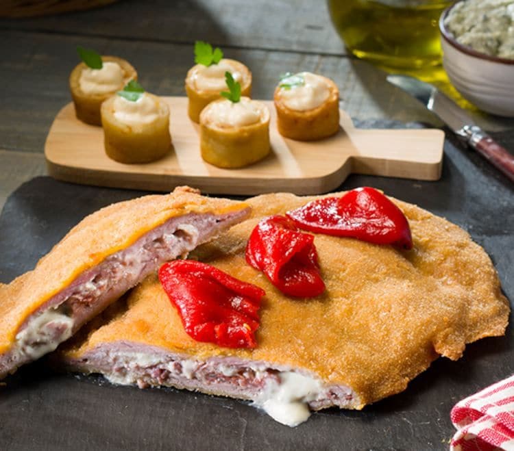 Cachopo de Las Tablas del Campillín, la sidrería más premiada por sus cachopos.