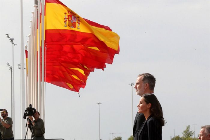 Las banderas de España ondean en el aeropuerto