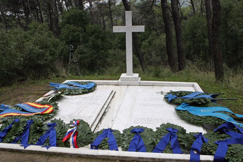 Tumba de Pablo y Federica de Grecia en el cementerio de Tatoi 