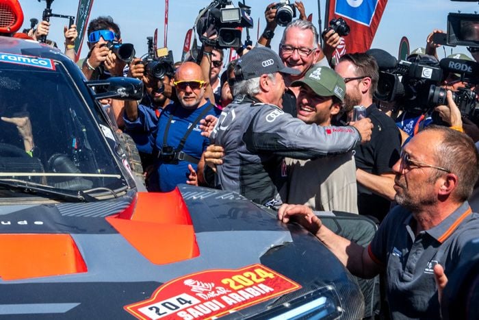 Carlos Sainz recibe la sorpresa de su hijo