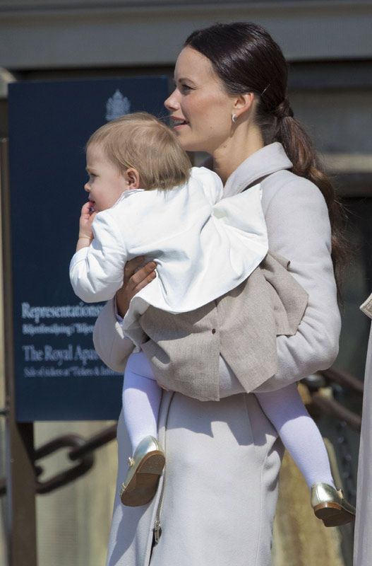 La princesa Sofia con su sobrina, la princesa Leonore en brazos durante el homenaje público del último cumpleaños del rey Carlos Gustavo de Suecia
