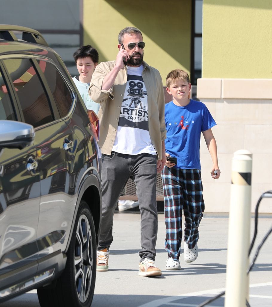 El mismo fin de semana, Ben fue captado con sus hijos Fin y Samuel haciendo la compras en un supermercado.