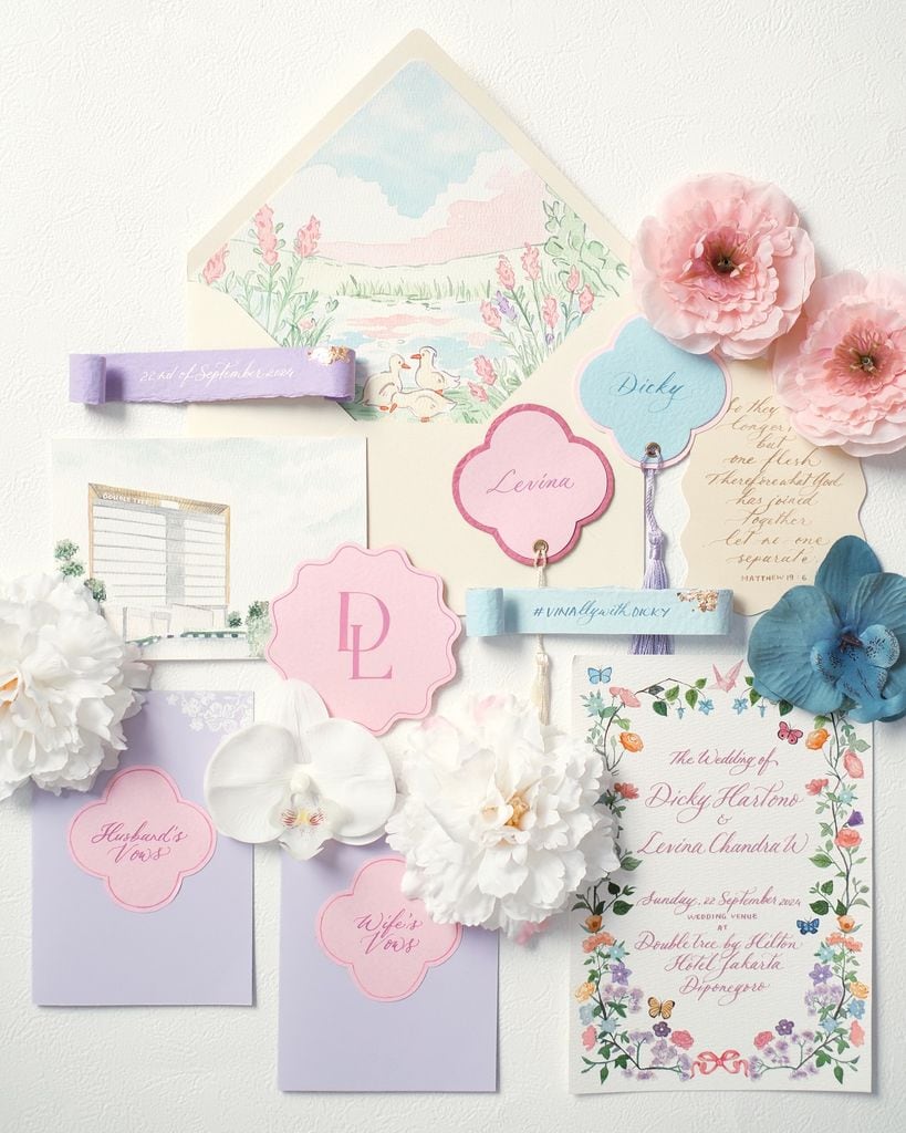 Papelería de bodas botánica con flores fantasía color pastel