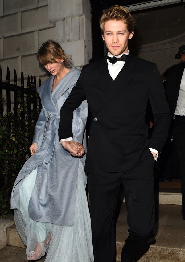 Taylor Swift y Joe Alwyn en una fiesta en 2019