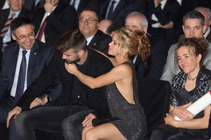 Cuando Piqué bajó del escenario, Shakira le dio un abrazo y un beso calmando así su emoción
