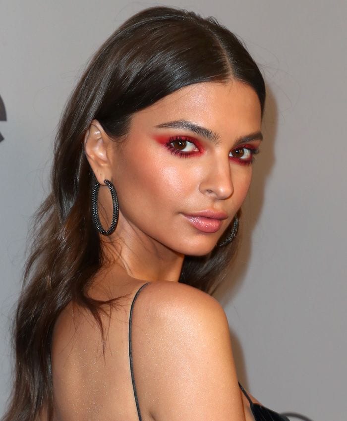 Emily Ratajkowski se atreve con el look de ojos rojo