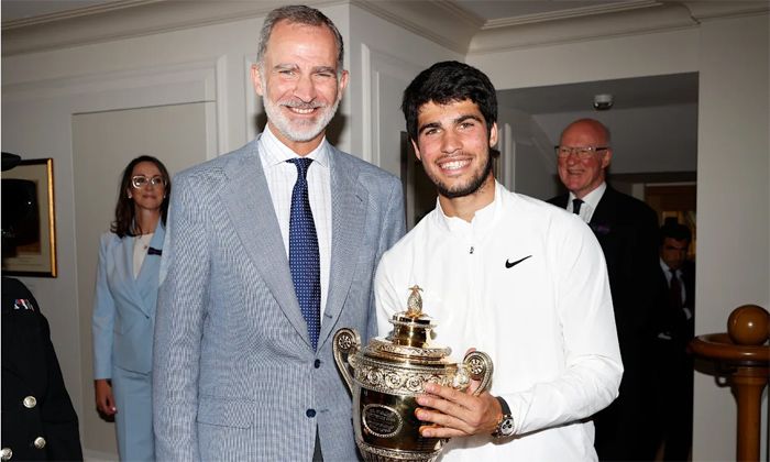 El rey Felipe felicita a Carlos Alcaraz en Wimbledon