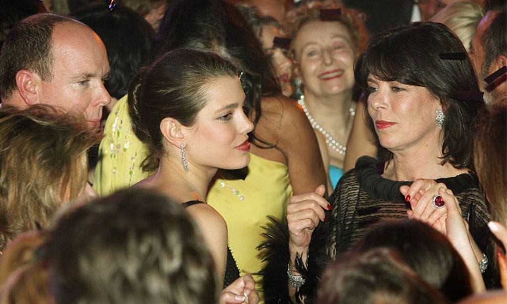 
Carolina de Mónaco, junto a su hija Carlota y su hermano Alberto, en el Baile de la Rosa de 2008.
