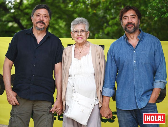 Carlos y Javier Bardem con su madre Pilar Bardem