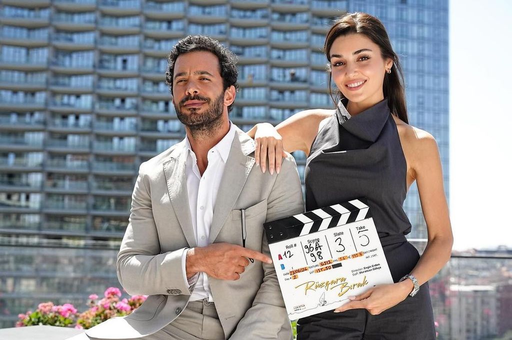 Hande Erçel y Barış Arduç protagonizan 'Rüzgara Birak' ('Déjaselo al viento')