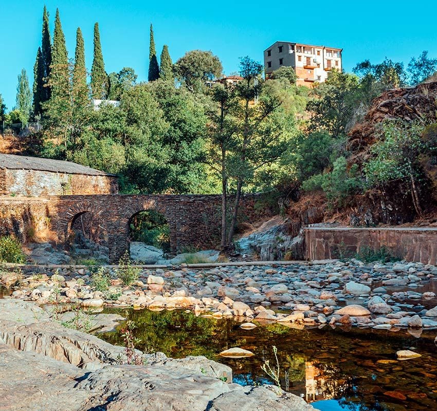 Puente romano y piscina natural en Las Mestas, Cáceres,