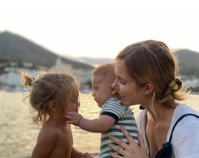 Natalia Sánchez y Marc Clotet con sus hijos