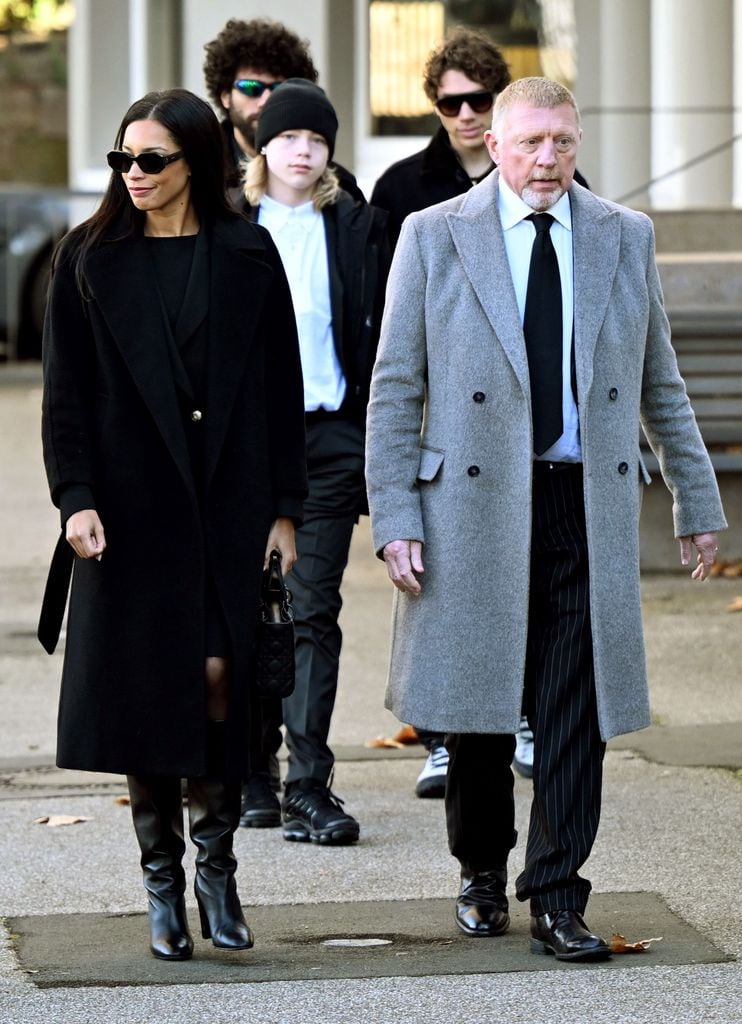 Boris Becker con su esposa, Lilian de Carvalho Monteiro, y sus hijos Amadeus, Noah y Elias durante el funeral de su madre en Leimen, Alemania 