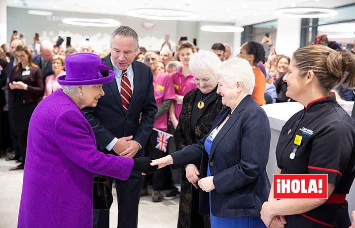 Isabel II, con guantes en una ceremonia en Buckingham ¿Se trata de una medida contra el coronavirus?