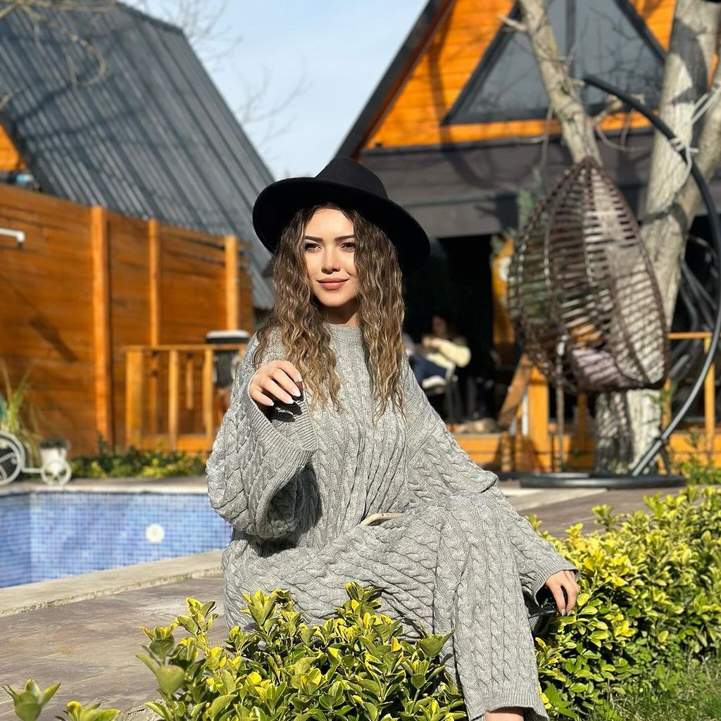 Kubra Aykut con sombrero