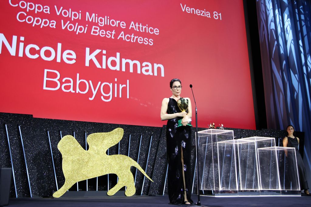 Halina Reijn recoge la Copa Volpi en nombre de Nicole KIdman