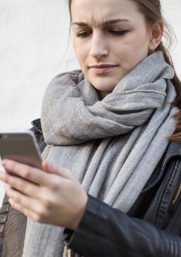 Mujer mirando su teléfono