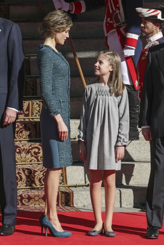 La Reina, muy cariñosa con su hija pequeña, la infanta Sofía, de nueve años
