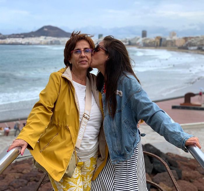 Anabel Pantoja con su madre