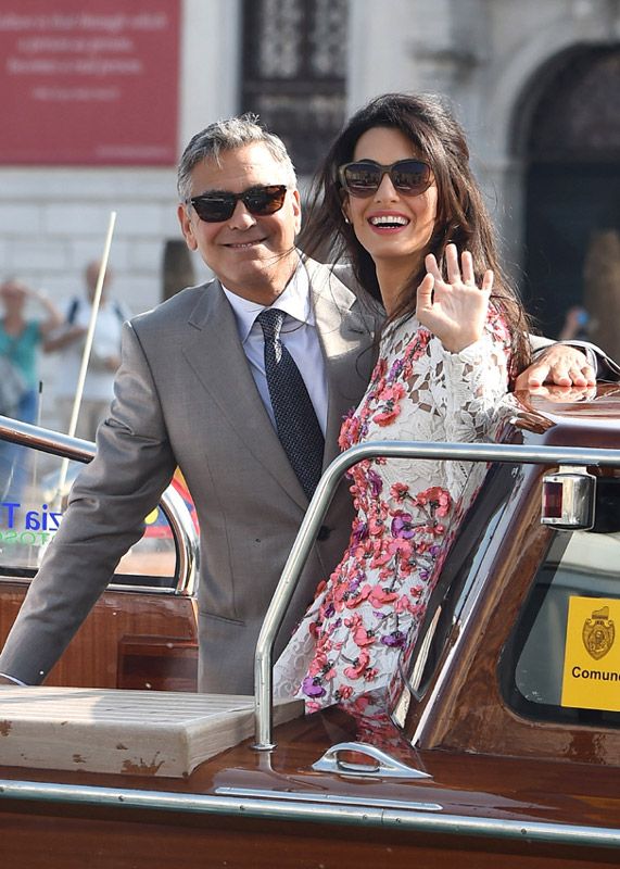 La boda del que durante décadas fue el soltero de oro por excelencia en Hollywood estuvo a la altura de su fama de galán, la ciudad de los canales fue el escenario perfecto para un enlace de romántico y lujoso, en el que Amal se coronó como la novia perfecta y lució un sinfín de diseños de lo más acertados
