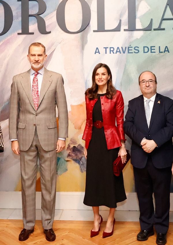 La reina Letizia rescata su chaqueta de cuero rojo con vestido de Mango