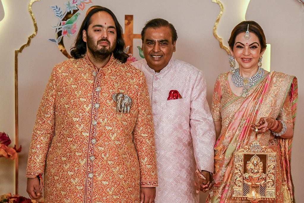 Anant Ambani con sus papás Mukesh Ambani y Nita Ambani 