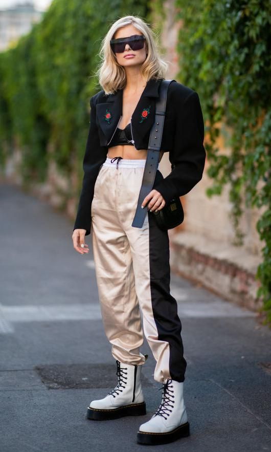 look de street style con jogger pants a dos tonos