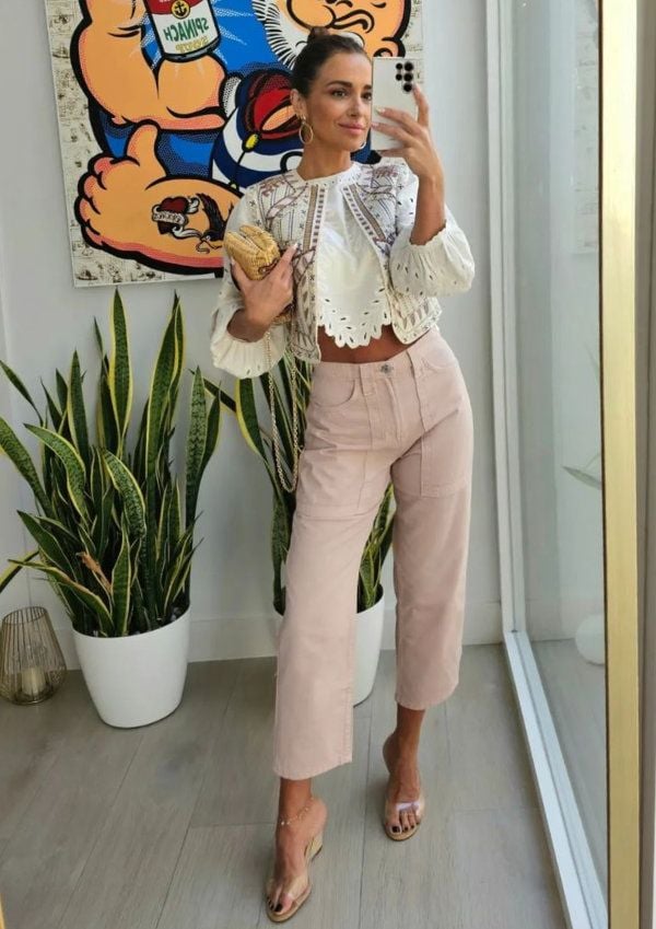 Paula Echevarría con vaqueros 'slouchy', blusa y chaleco estampado, de Mango