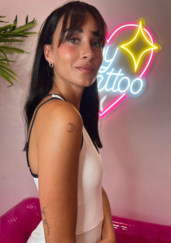 Tatuaje de luna menguante de Aitana