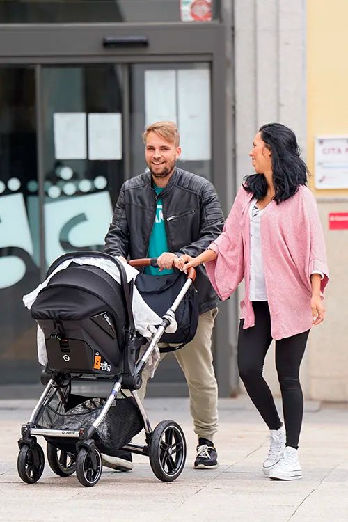 José María, el hijo de Carmen Borrego con su pareja y el carrito de su bebé