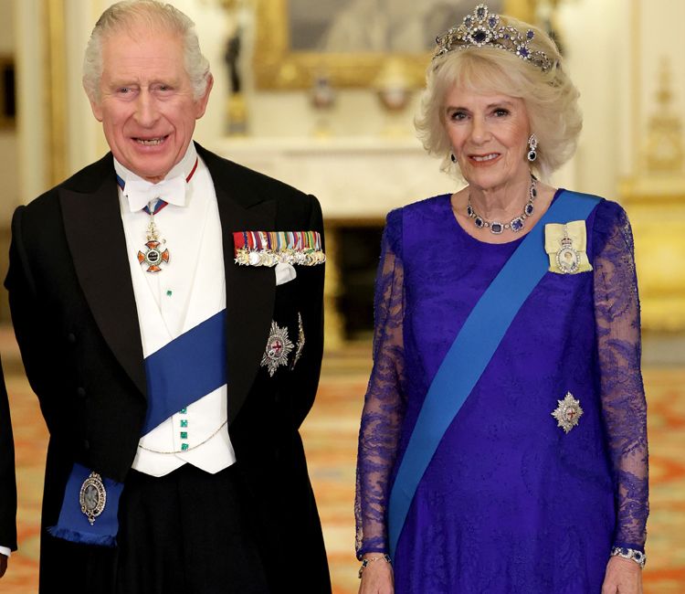 El rey Carlos de Inglaterra con la reina consorte Camilla Parker Bowles 