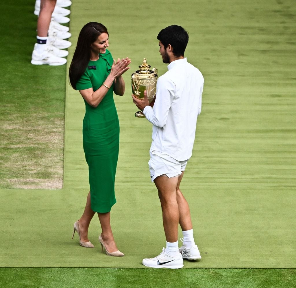 El año pasado, la princesa Kate entregó el trofeo de ganador a Carlos Alcaraz en Wimbledon.