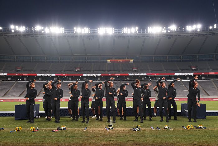 Sarah Hirini con el equipo haciendo la tradicional haka