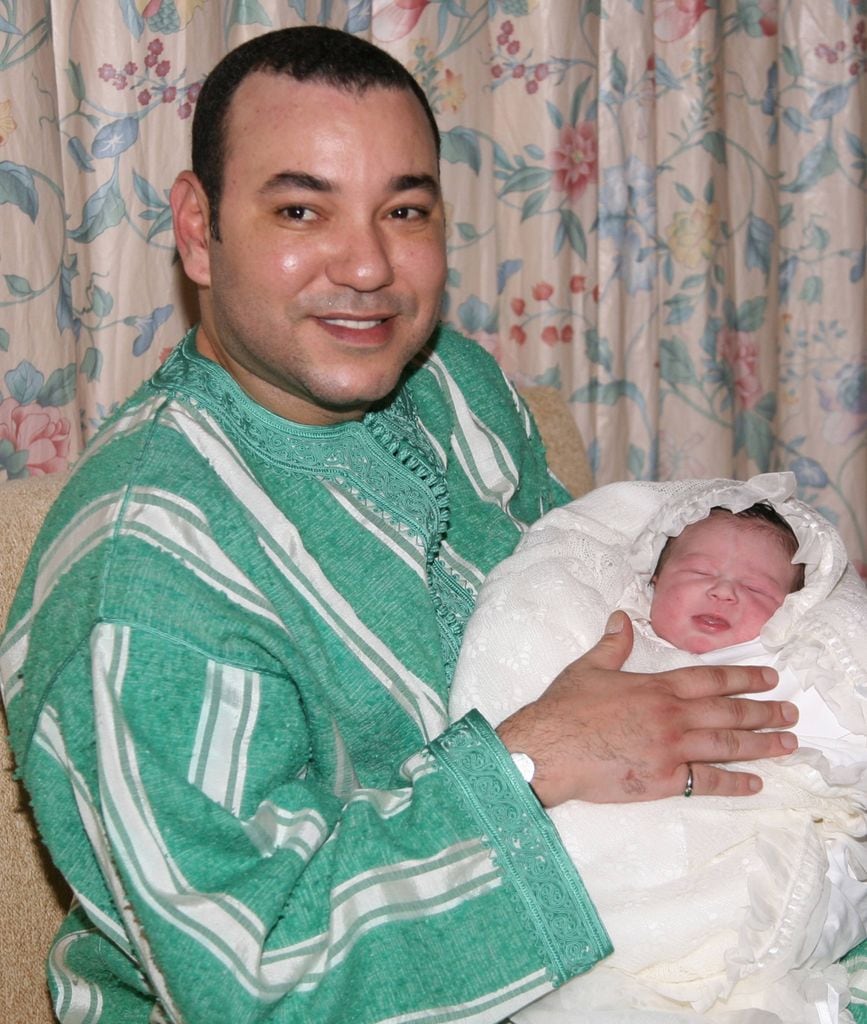 Mohamed VI y su hija Lalla Khadija en el nacimineo de la niña el 28 de febrero de 2007