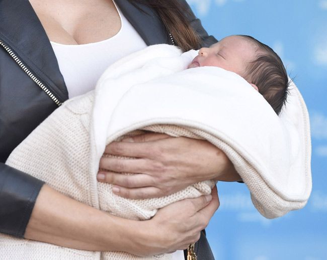 Marco estaba muy tranquilo en brazos de su madre, dormido mientras sus padres les miraban con ternura
