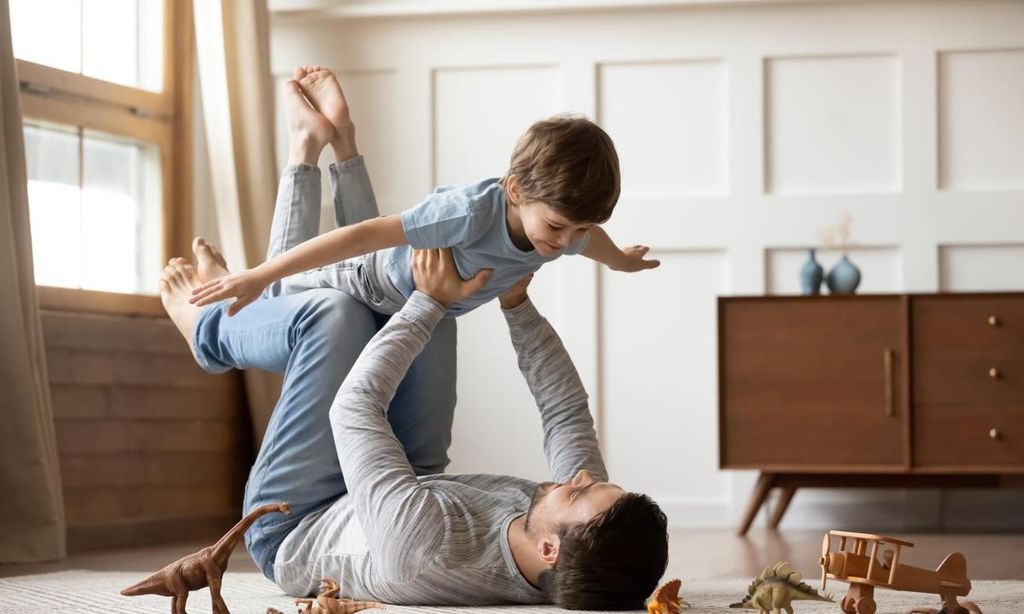 pap jugando con su hijo