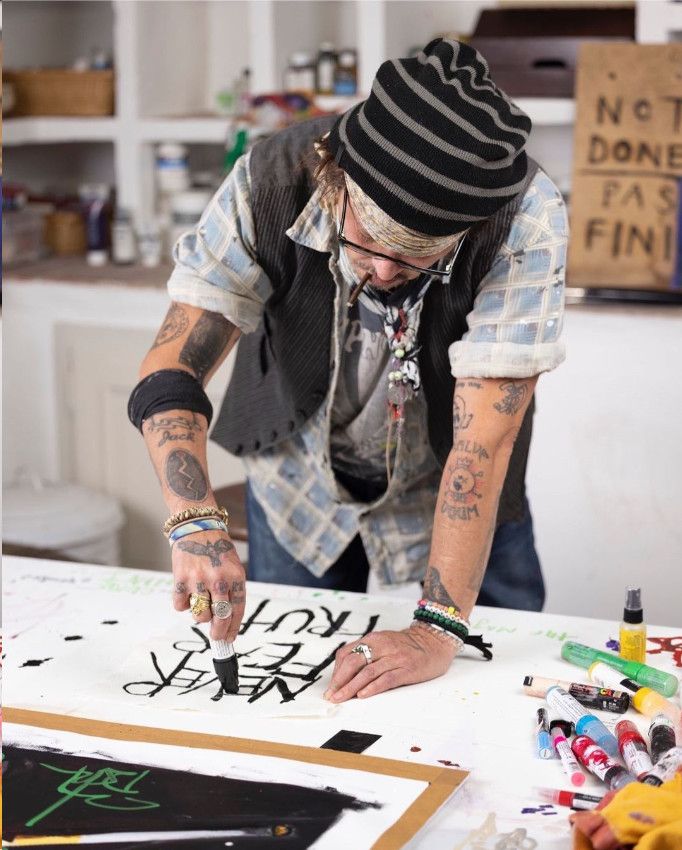 Johnny Depp trabajando en el estudio de pintor