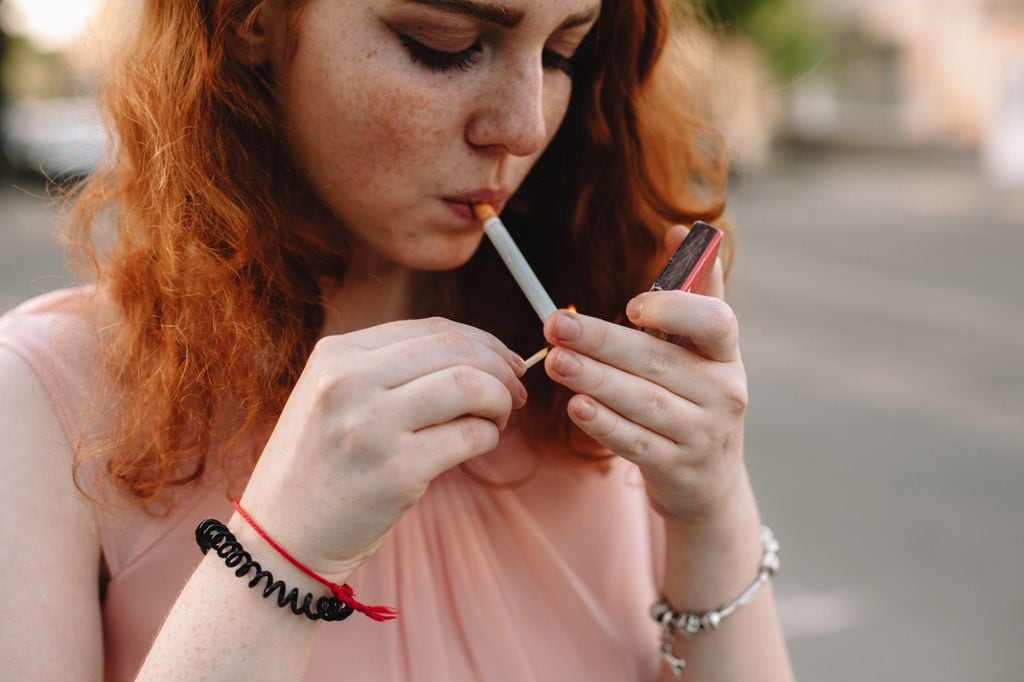 Mujer encendiendo un cigarro