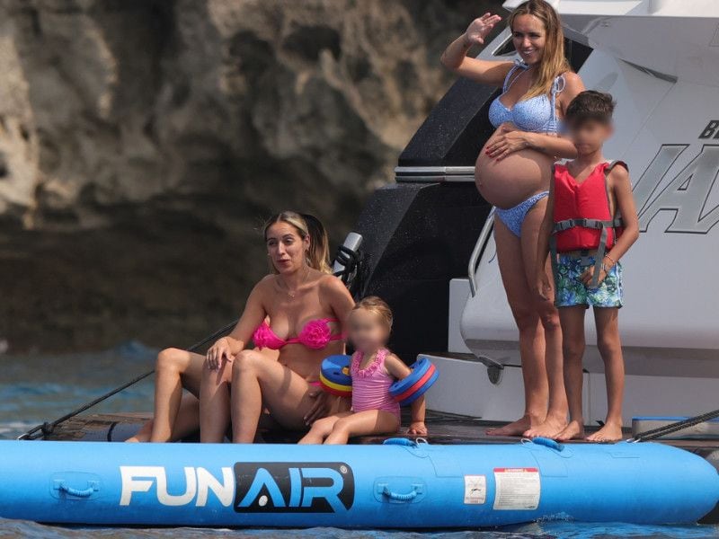 Las mujeres de Alba y Busquets a bordo de un yate en Ibiza