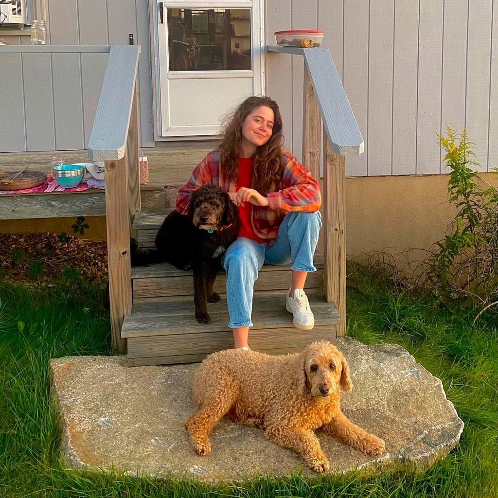 Molly Gordon con sus mascotas, septiembre 2021