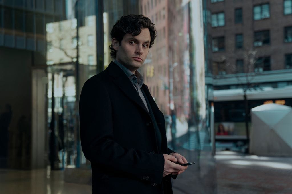 Penn Badgley as Joe Goldberg en el episodio 502 de You. 