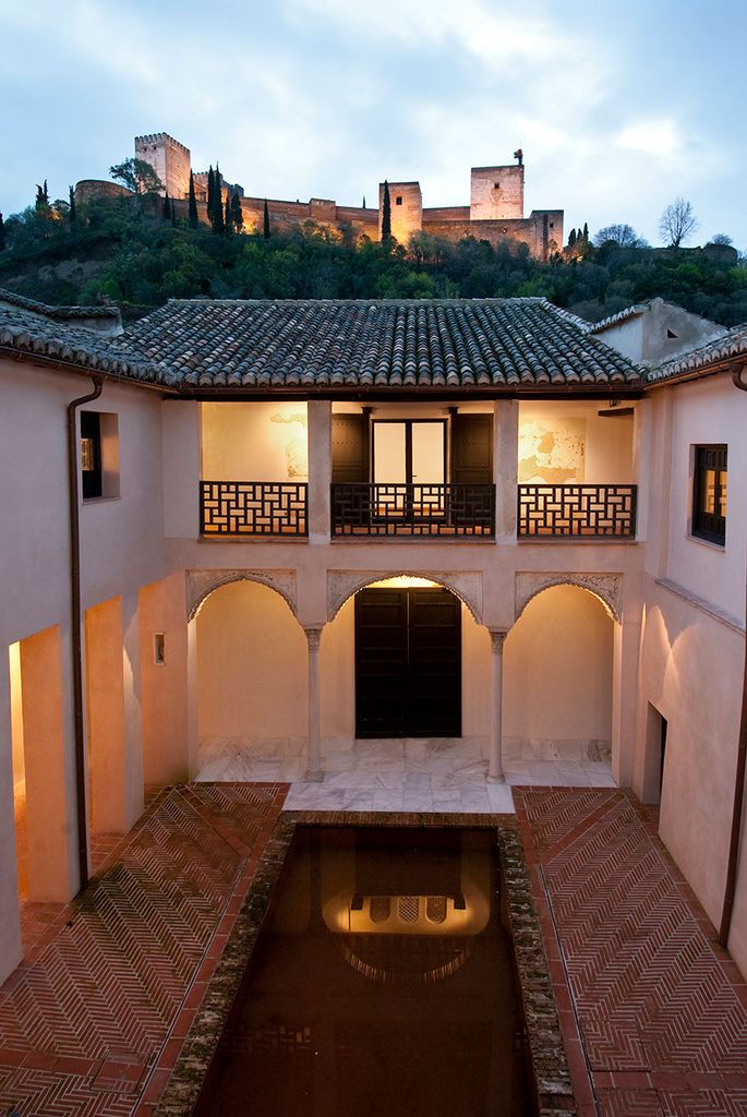 Patio-y-Alhambra-anocheciendo