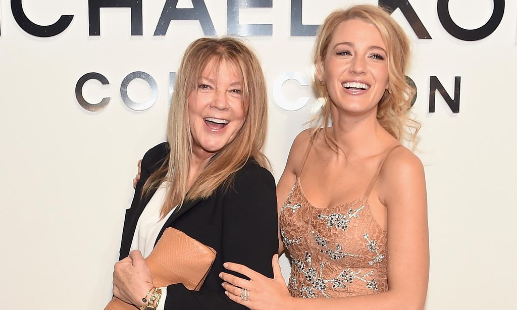 las actrices elaine lively y blake lively sonrientes durante la semana de la moda de nueva york 2016