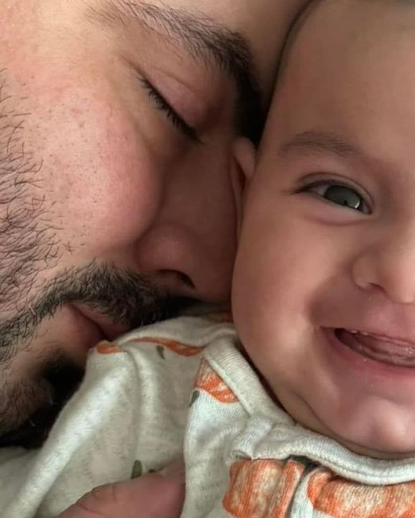 Para celebrar los cuatro meses de su princesa, José Eduardo compartió esta foto en redes.